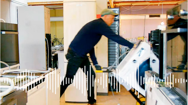 Rasmus Jørgensen i sin tidligere startup, der arbejdede med at reparere og gensælge brugte hårde hvidevarer. Foto’et er fra TV2 programmet ”Din idé vores klode”.